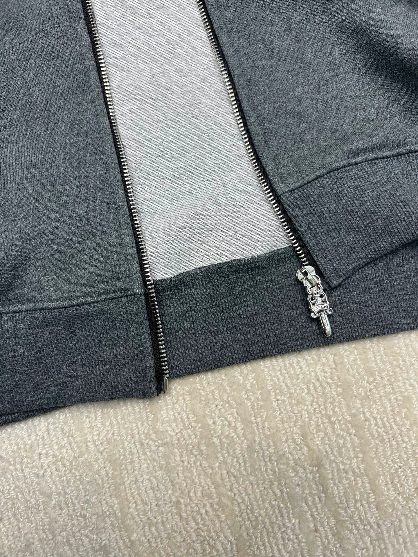 P340 𝗖𝗵𝗿𝗼𝗺𝗲 𝗛𝗲𝗮𝗿𝘁𝘀Cro Heart pure cotton terry zipper hooded jacket, a must-have item for men and women's light luxury commuting, high weight cotton double yarn 380g large terry fabric, fixed and dyed matching ribs, customized full set of accessories, clear letters and perfect restoration without difference. High-end atmosphere and full grade! The entire dress is exclusively customized with heavy craftsmanship, including burnt flower appliqué, leather embroidery and cross craftsmanship, perfectly combined with precise stitching! All wiring is special machine chain double wire, absolutely high quality craftsmanship!  Size: M L XL XXL